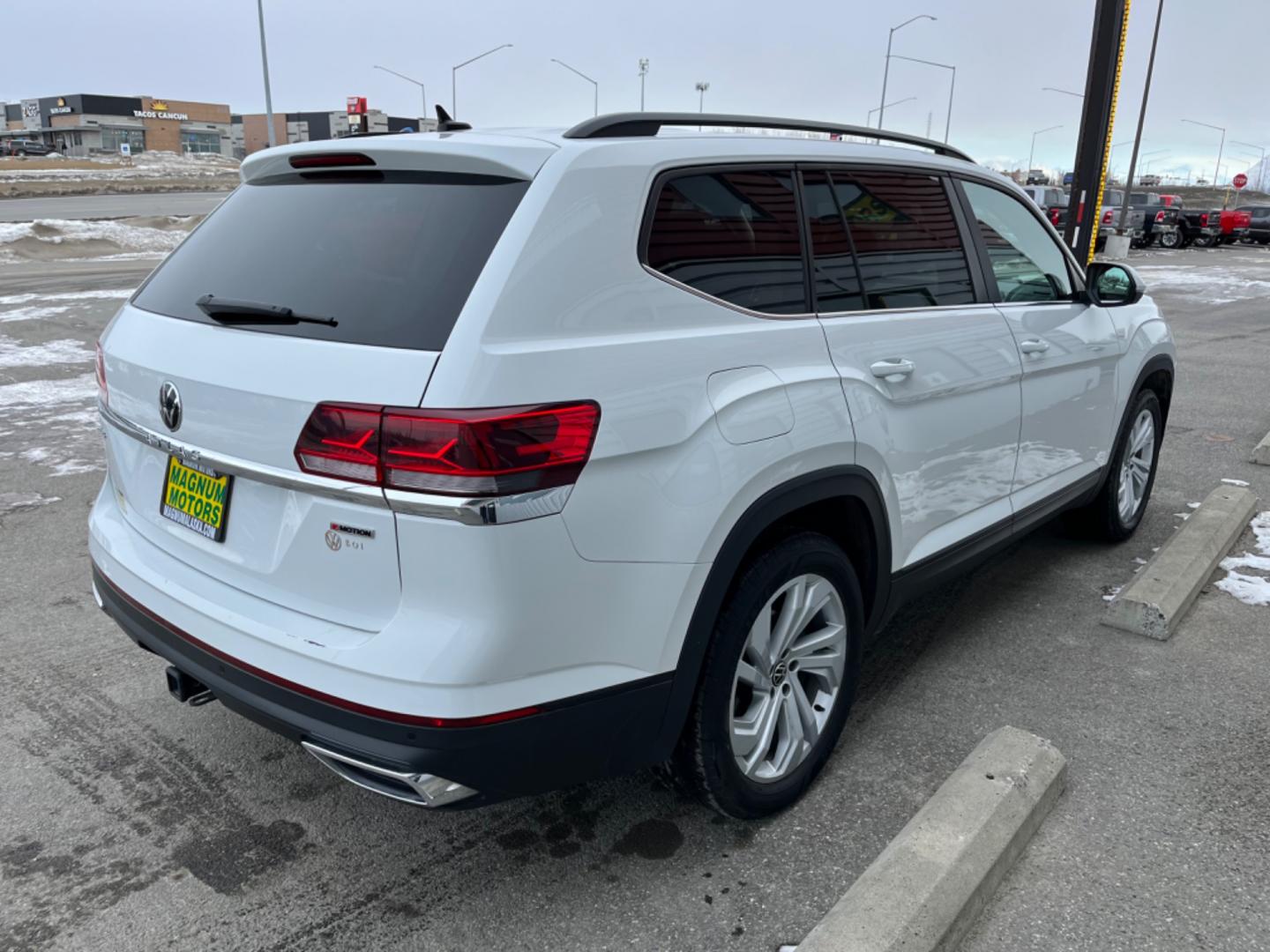 2022 White Volkswagen Atlas V6 SE w/Technology 4MOTION (1V2KR2CA9NC) with an 3.6L V6 DOHC 24V engine, 8A transmission, located at 1960 Industrial Drive, Wasilla, 99654, (907) 274-2277, 61.573475, -149.400146 - Photo#5